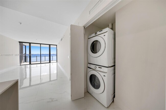 Building Photo - 700 NE 24th St