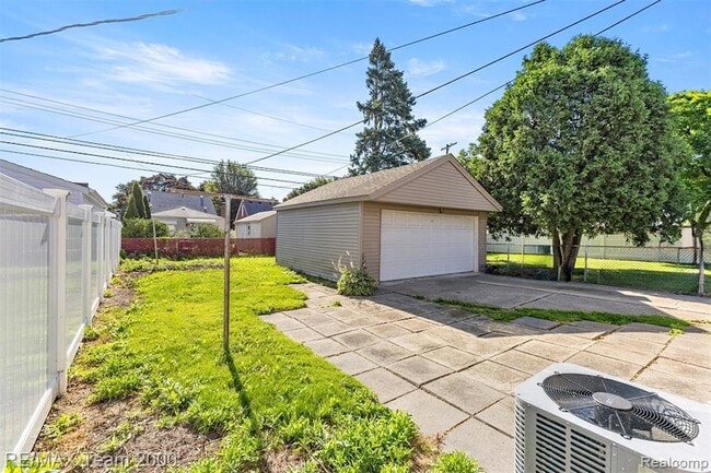 Building Photo - 3339 Lincoln St