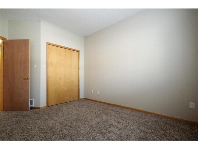 Building Photo - Spacious *3Bed*2Bath townhome Cottage Grove Available Sept 1.