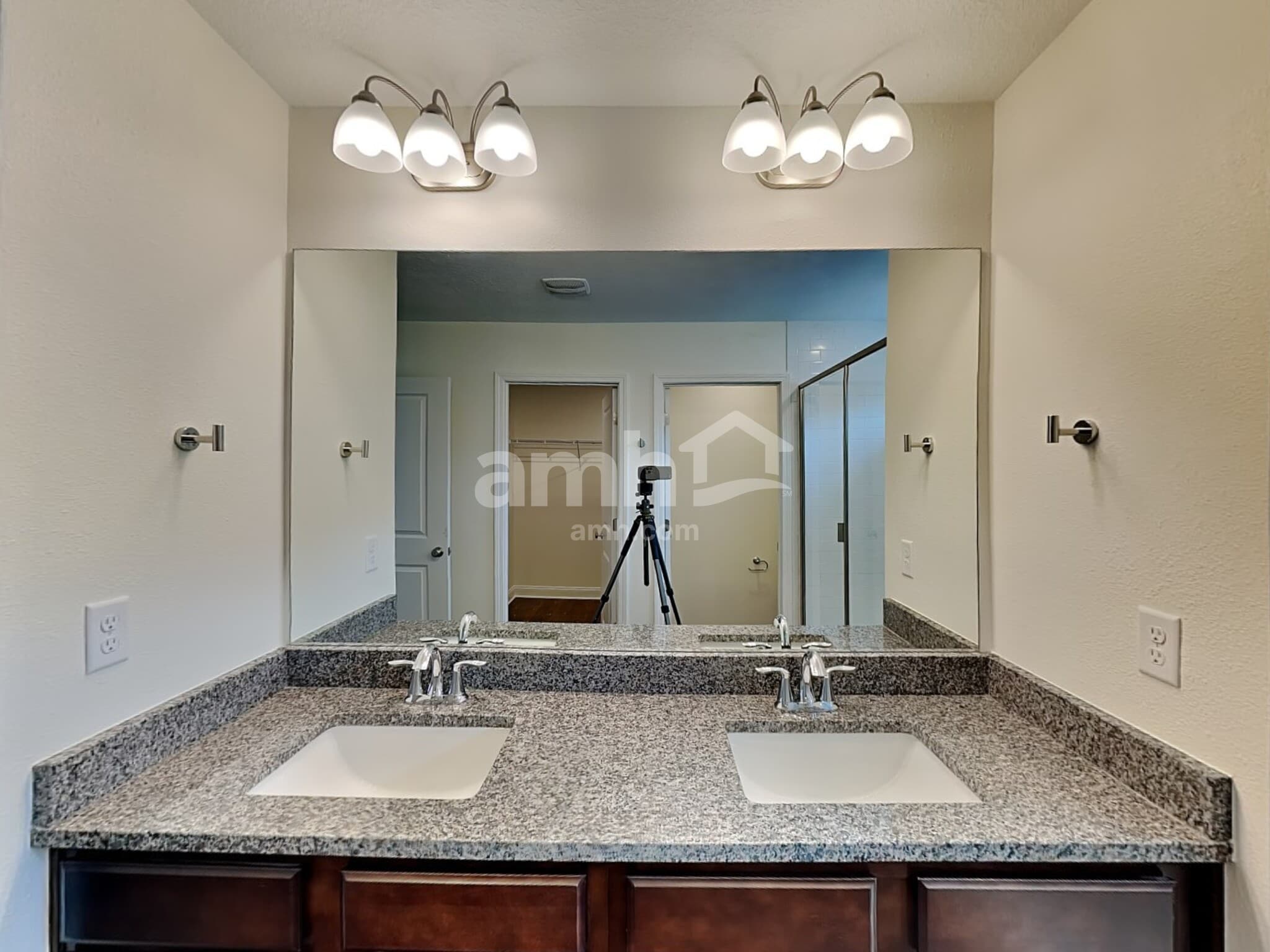 Building Photo - 329 Banyan Frst Dr