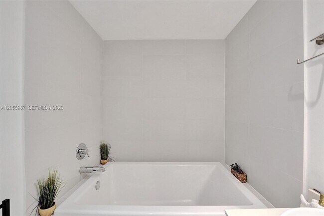 Building Photo - 2600 E Hallandale Beach Blvd
