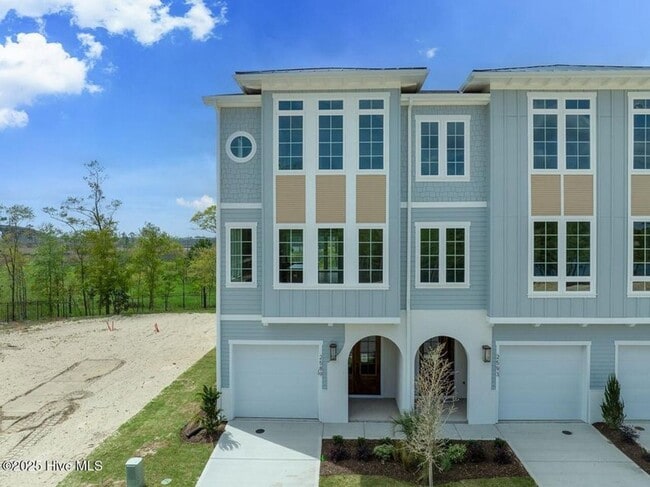 Building Photo - Brand new georgous 4 bed 3.5 bath townhome...