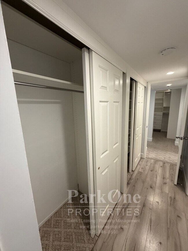 Building Photo - Spacious Condo Near Downtown Walnut Creek Available Now!