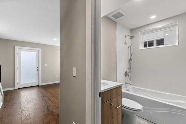 Building Photo - Trendy West Seattle Townhome w/Air Conditioning and Rooftop Deck