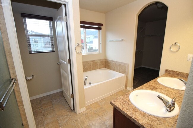 Building Photo - Beautiful 3bdrm 3bath home in Gold Hill Mesa