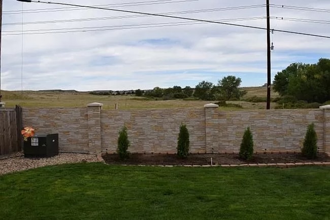 Building Photo - Spacious 3 Bedroom 2.5 Bathroom Home in Me...