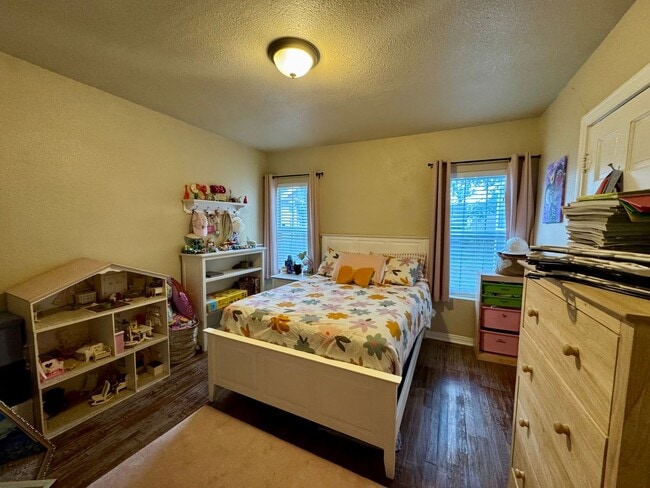 Building Photo - 2/1 Home Available for Immediate Move In!