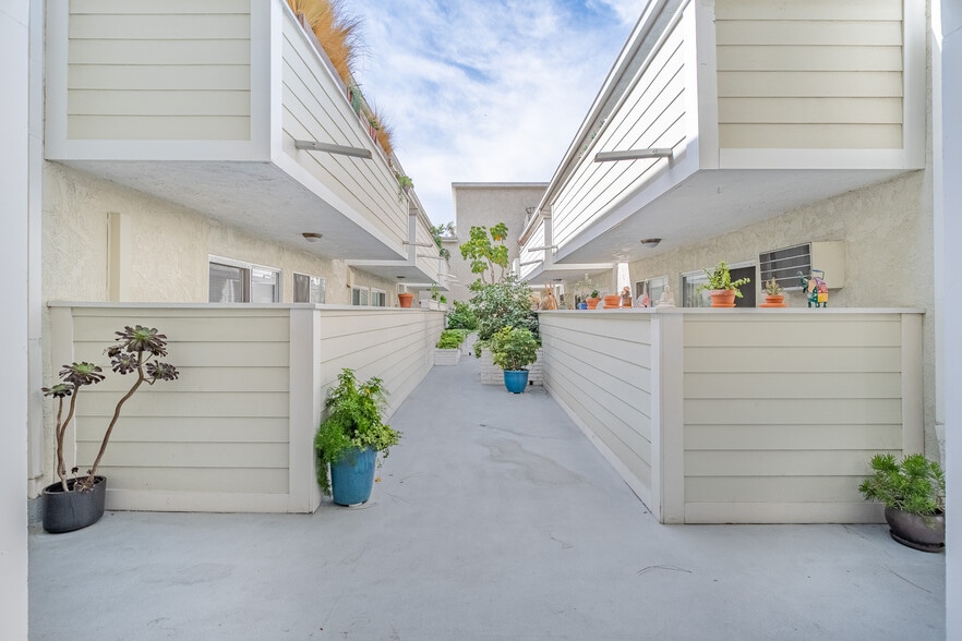 Building Photo - 1535 Granville Ave