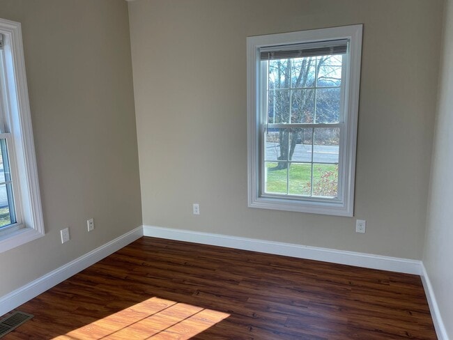 Building Photo - Newly Renovated Townhouse For Rent in Oakland, RI!