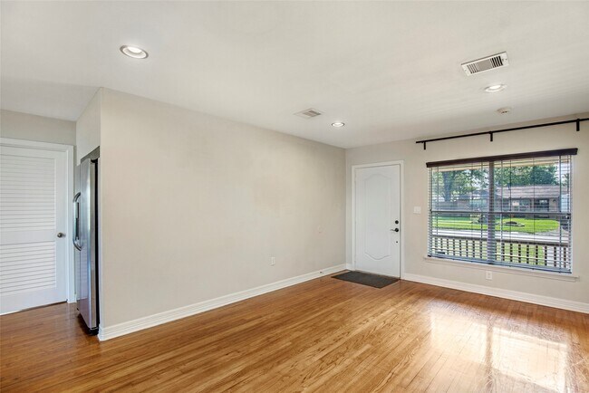 Building Photo - 2106 Stonecrest Dr