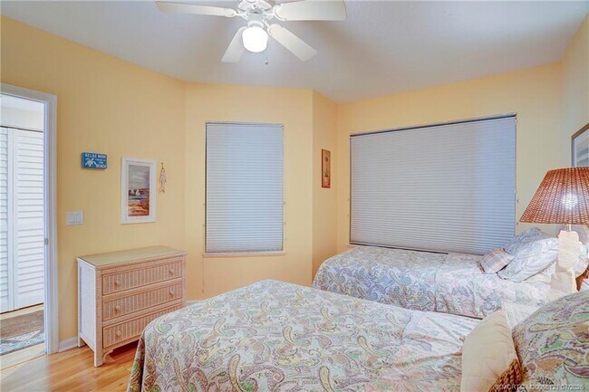 Building Photo - 5750 NE Island Cove Way