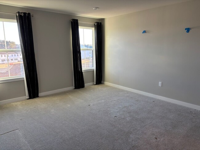 Building Photo - Spacious 3BR Townhome in Easton