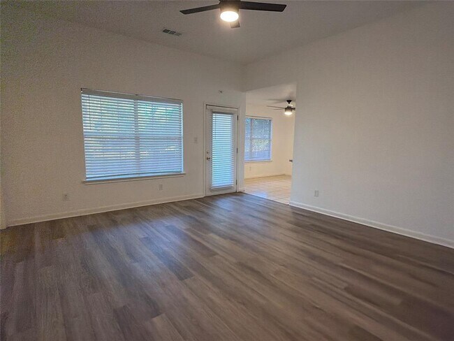 Building Photo - 103 N Mockingbird Cir