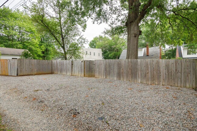 Building Photo - Beautiful 4 Bedroom Home off Of Cutshaw Ave! ***Available Early August 2026***