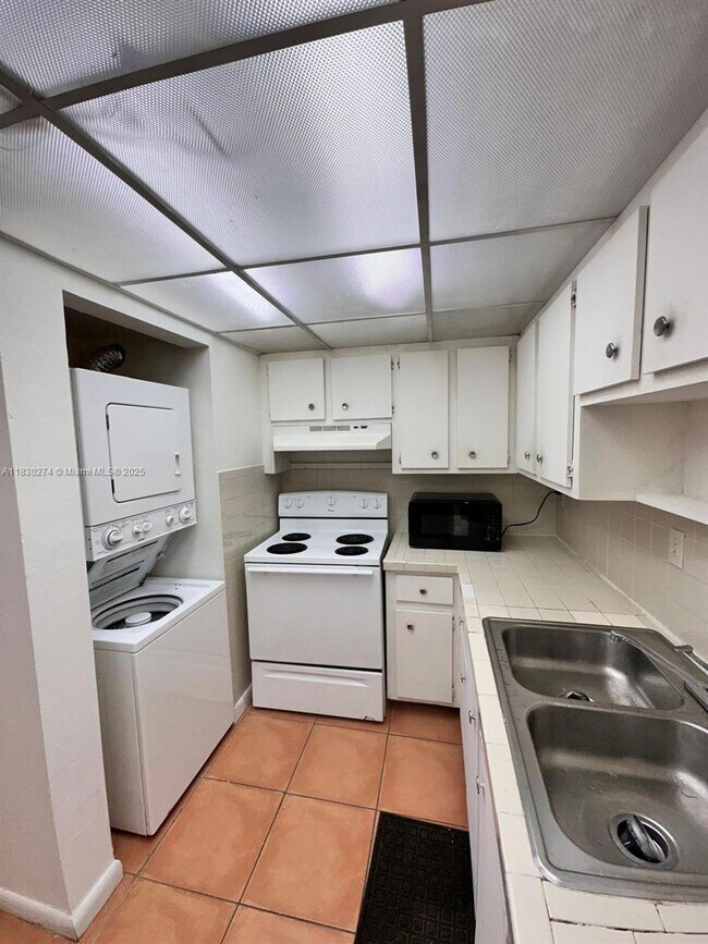 Building Photo - 10000 NW 80th Ct