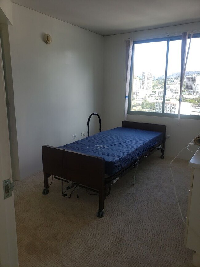 Building Photo - Must see One Kalakaua Unit