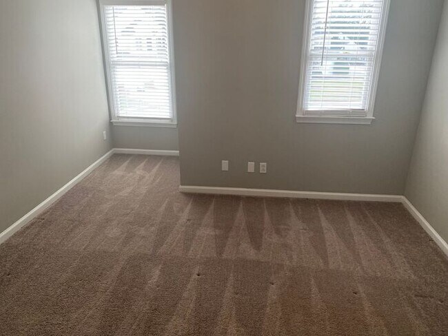 Building Photo - Spacious 3-bedroom home located in Charlotte. $300 off on two months' rent!