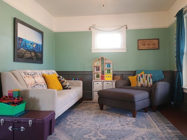 Building Photo - Spacious Craftsman in the Heart of North Spokane