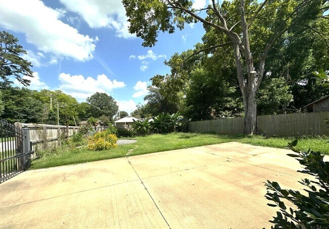 Building Photo - Gorgeous 3 Bedroom Cottage Style Home