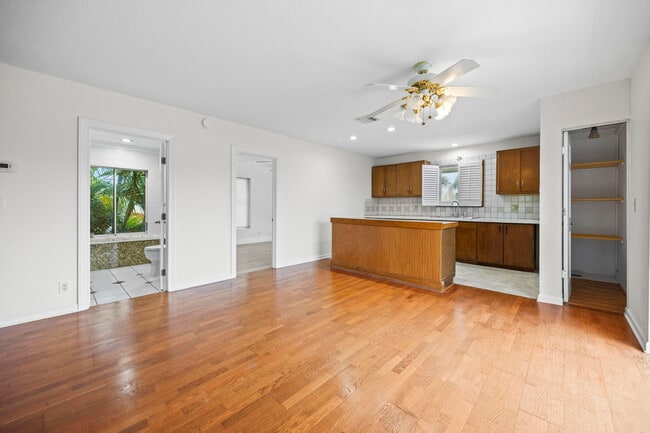 Building Photo - 1828 N Palmway