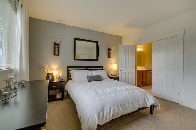 Building Photo - Beautiful open layout 2-level townhome!