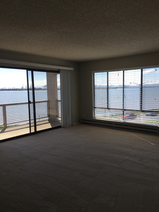 Building Photo - Large 1 bedroom 1 bath with an Amazing Bay...