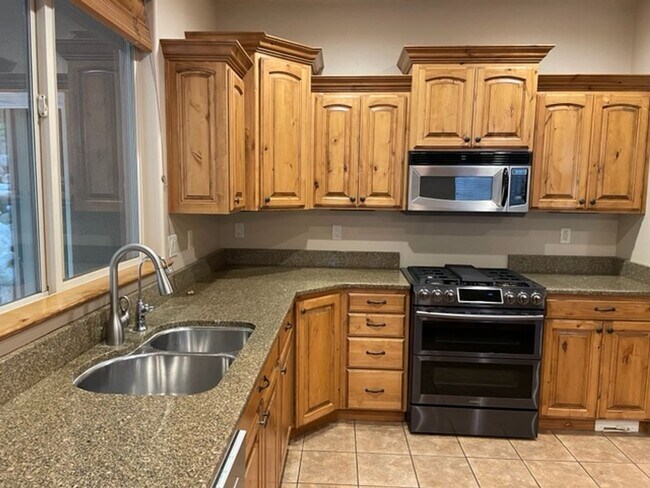 Building Photo - Beautiful Home In A Quiet Gated Community!