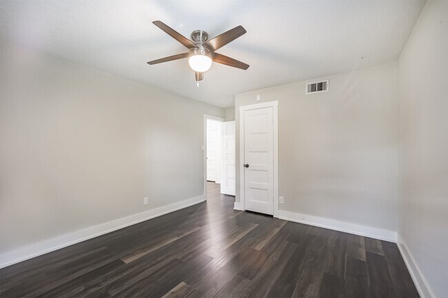 Building Photo - 4924 Mimosa Dr