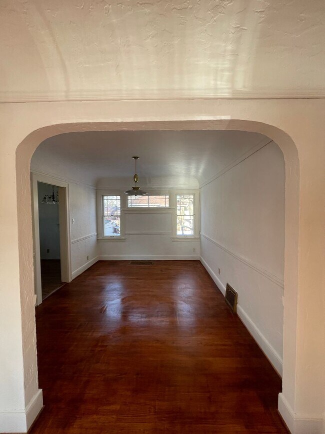 Building Photo - Beautiful 3 Bedroom Home