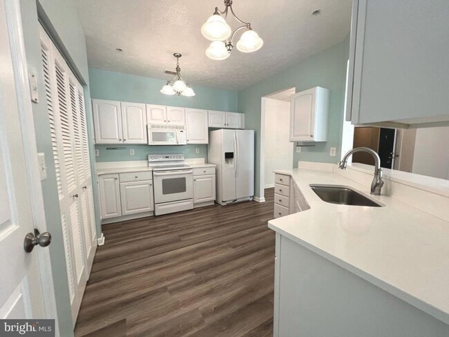 Building Photo - Beautiful 2 bedroom 2 baths condo in the gated community of Chestnut Point.