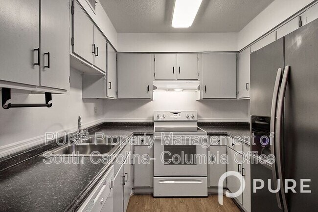 Building Photo - 601 Riverhill Cir