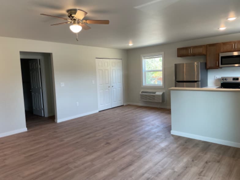 Building Photo - 1040 W 2nd St Ext