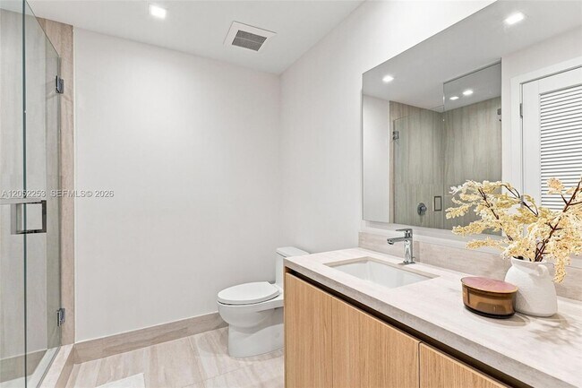 Building Photo - 2411 Laguna Cir