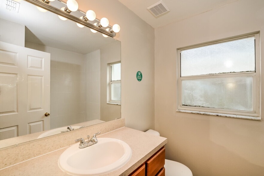 Building Photo - 887 Brightview Dr