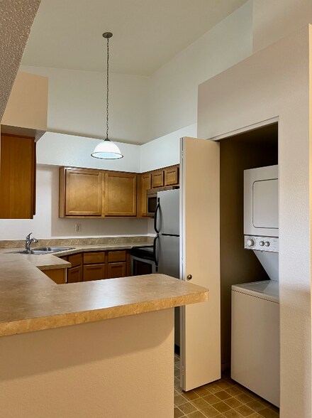Building Photo - 2194 N Pantano Rd
