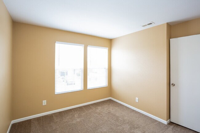 Building Photo - 424 W Warrior Ct