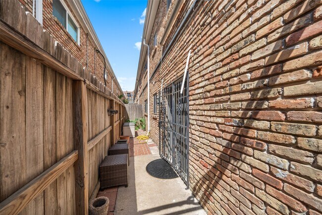 Building Photo - 2101 Fountain View Dr