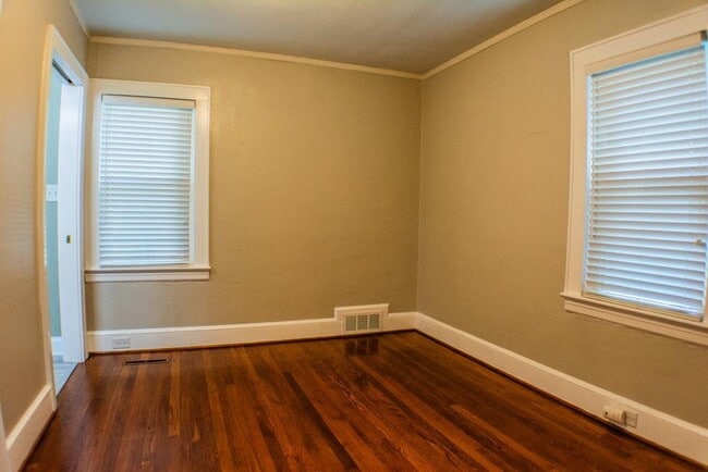 Building Photo - 1245 S Hawthorne Rd