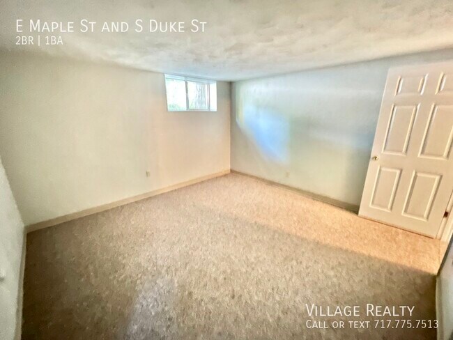 Building Photo - 461 E Maple St