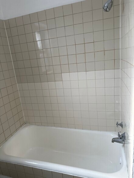 Building Photo - 8039 S Ingleside Ave