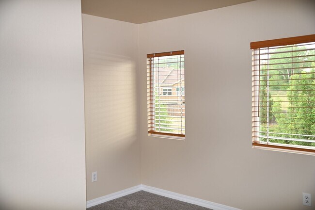 Building Photo - 3 Bedroom townhome NO deposit on 24 month ...