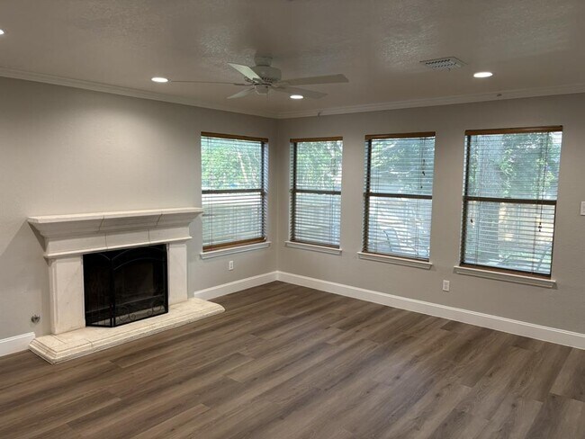 Building Photo - 14707 Single Trce