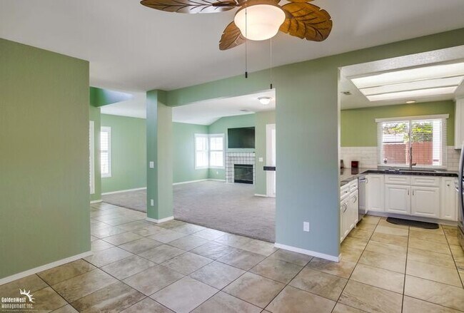 Building Photo - Stunning 4Bdm 2.5Ba Home Located in the Hi...