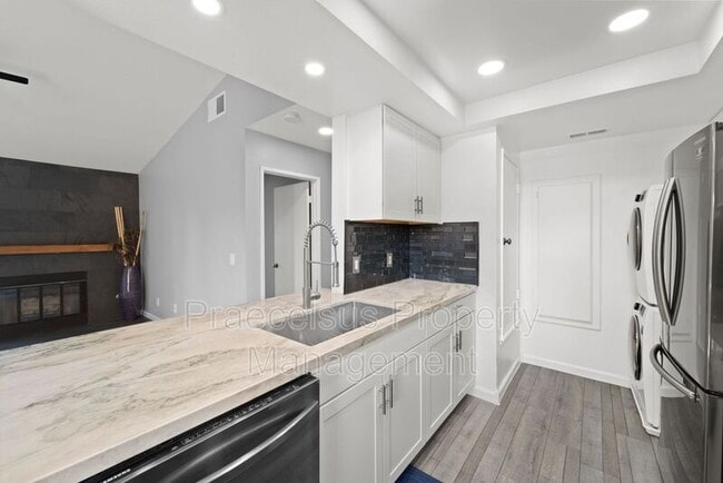 Building Photo - 2035 Lakeridge Cir