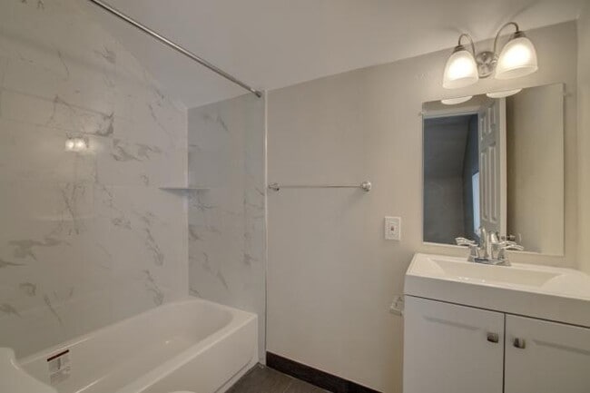Building Photo - 5 bedroom in Seattle WA 98105