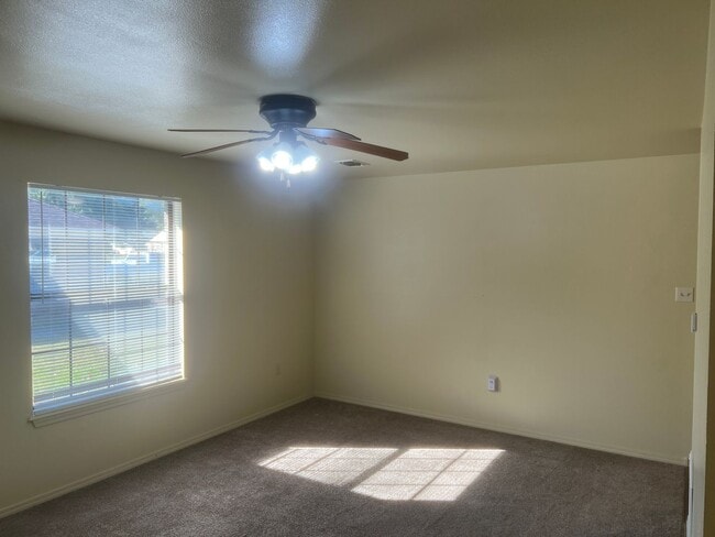 Building Photo - 2 Bed 1 Bath Duplex