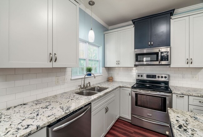 Building Photo - Your Modern West Ashley Retreat!