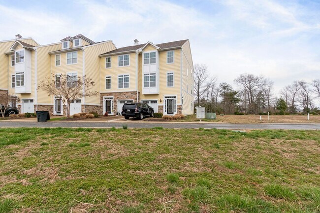 Building Photo - Waterfront Living in Colonial Beach | Monroe Bay Views | 3BR Townhome w/ Garage | 2,200 Sq Ft