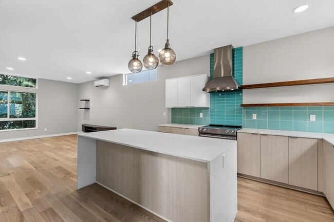 Building Photo - Stunning Standalone Townhome In Coveted Lincoln Park w/ AC (1st Month Free)