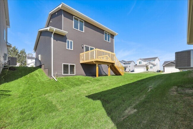 Building Photo - Beautiful! 3 bedroom 3 bathroom Single-Family Home in Urbandale, IA
